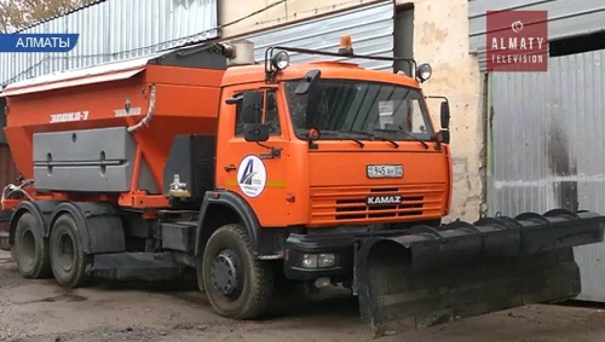 Власти Алматы закупили дополнительно снегоуборочную технику