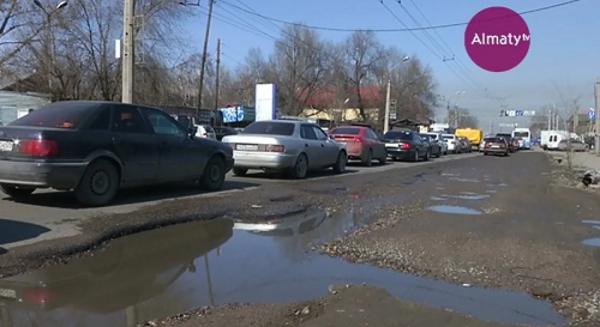 Қала әкімі Алматының бүлінген жолдарын жөндеуді тапсырды