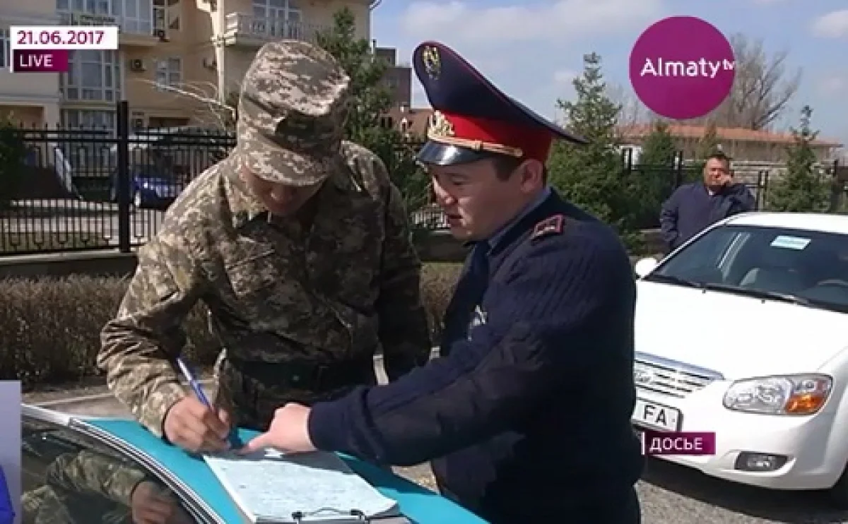 В Казахстане снимать полицейских на камеру водителям разрешат законодательно