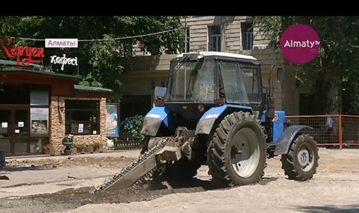 На улицах Алматы продолжается реконструкция водопроводных сетей 