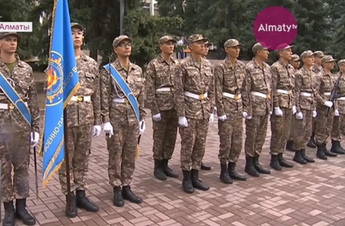 В Алматы 150 воспитанников военно-технических школ приняли присягу 