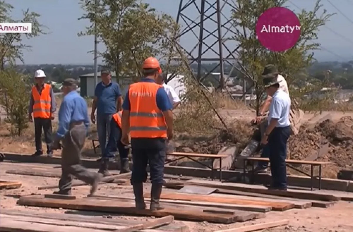 Коммунальщики Алматы продолжают устранять прорыв водовода на ул.Момышулы