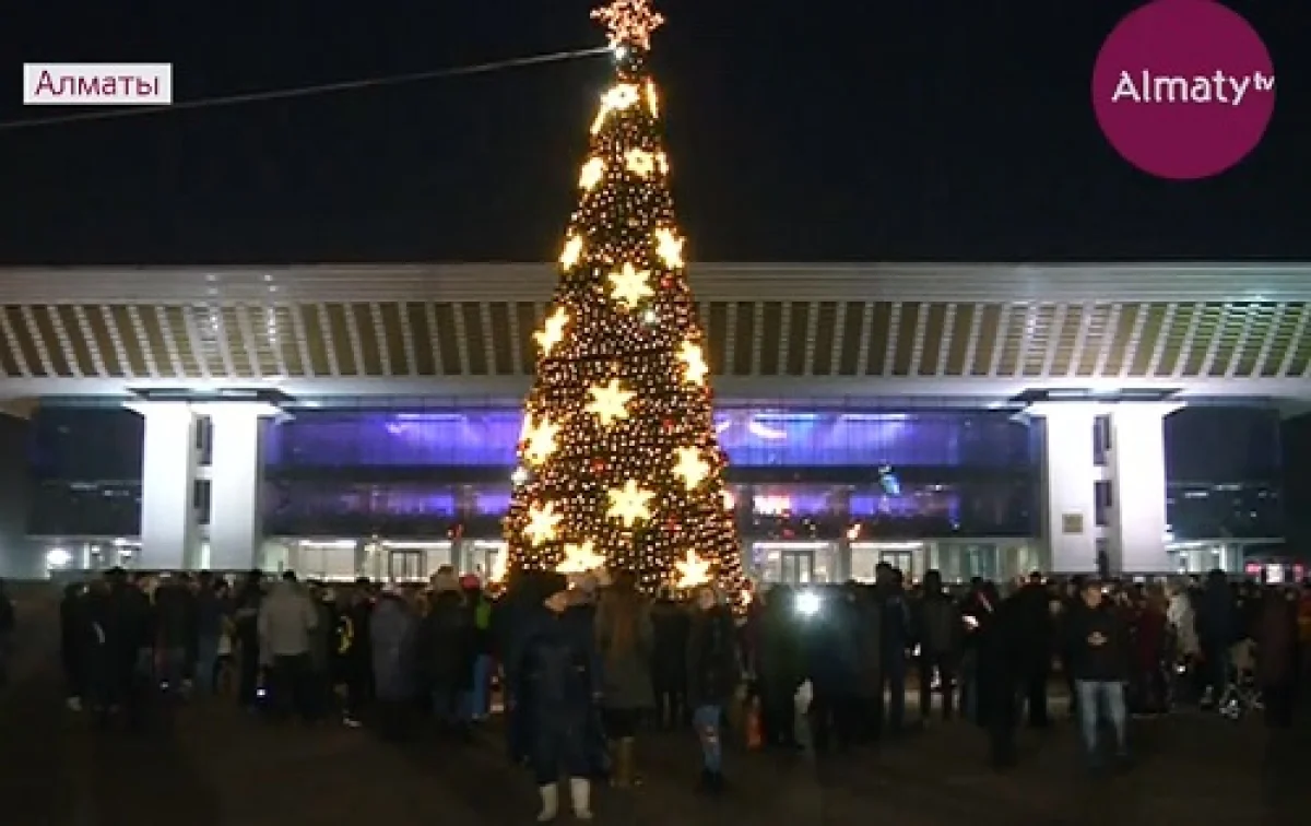 В Алматы засверкала огнями главная елка мегаполиса