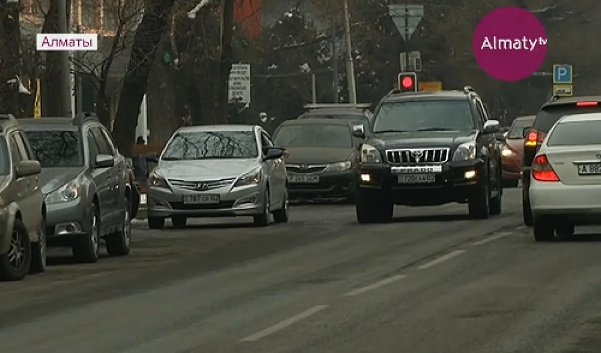 Алматыда сатып алушы кейпіндегі қарақшы әйелдің қымбат көлігін тартып алды