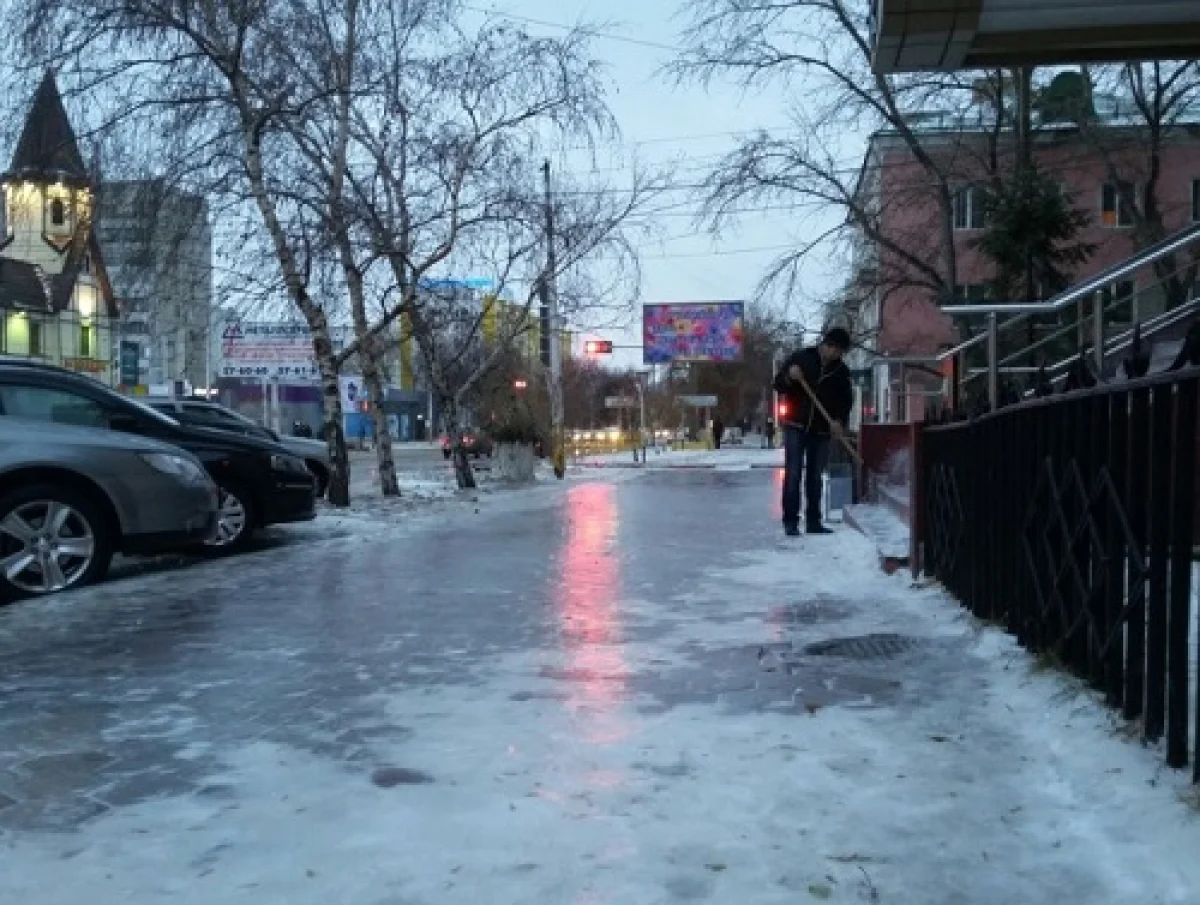 Переломы и травмы: сотни людей в Актобе пострадали из-за гололёда