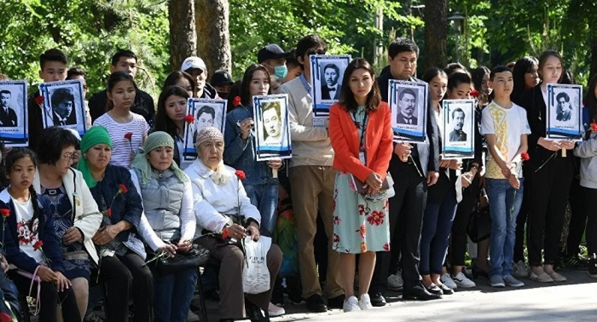 Алматылықтар ашаршылық құрбандарына арналған ескерткішке гүл шоқтарын қойды