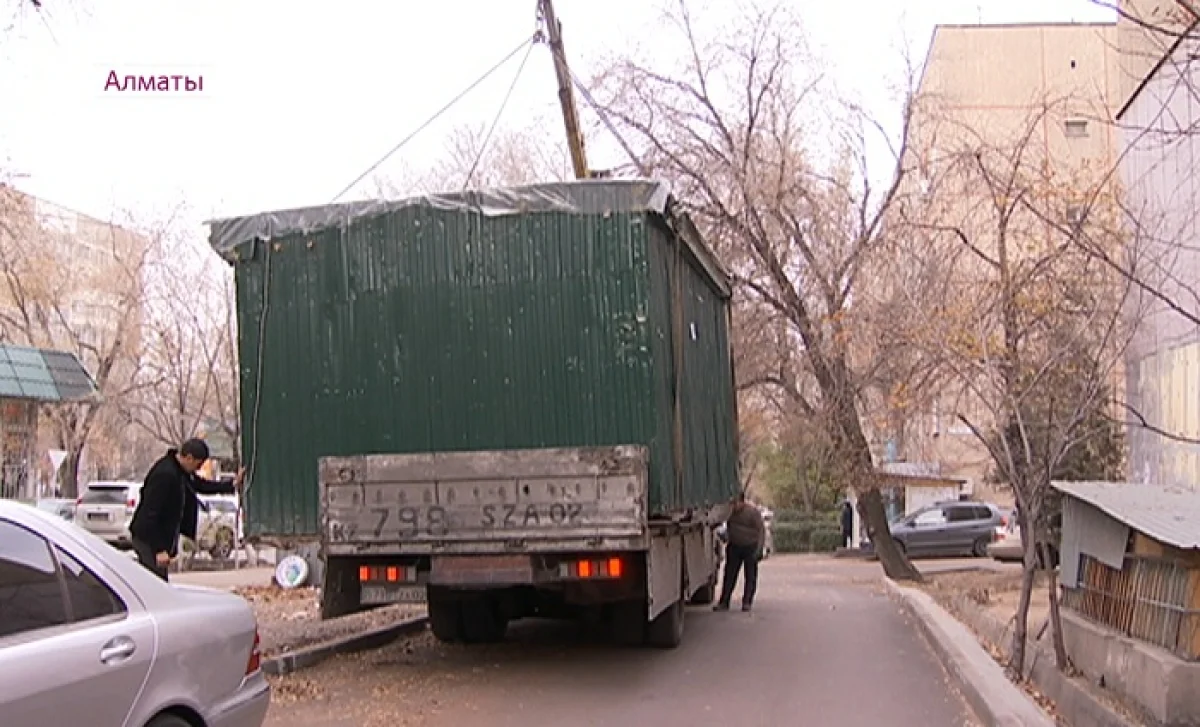 Демонтаж и спецстоянка: в Алматы продолжается снос незаконных ларьков