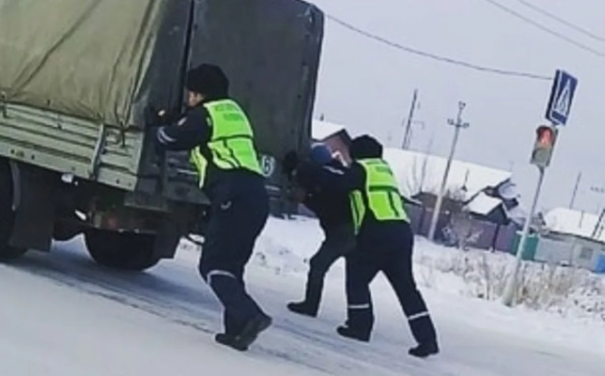 Полицейские стали героями соцсетей в Усть-Каменогорске