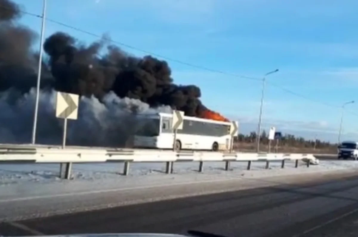 Пожарные потушили автобус в Павлодаре за 4 минуты