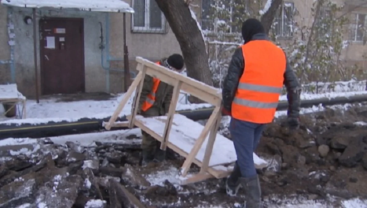 Ремонт после ремонта: в алматинском микрорайоне демонтировали свежевыложенный асфальт