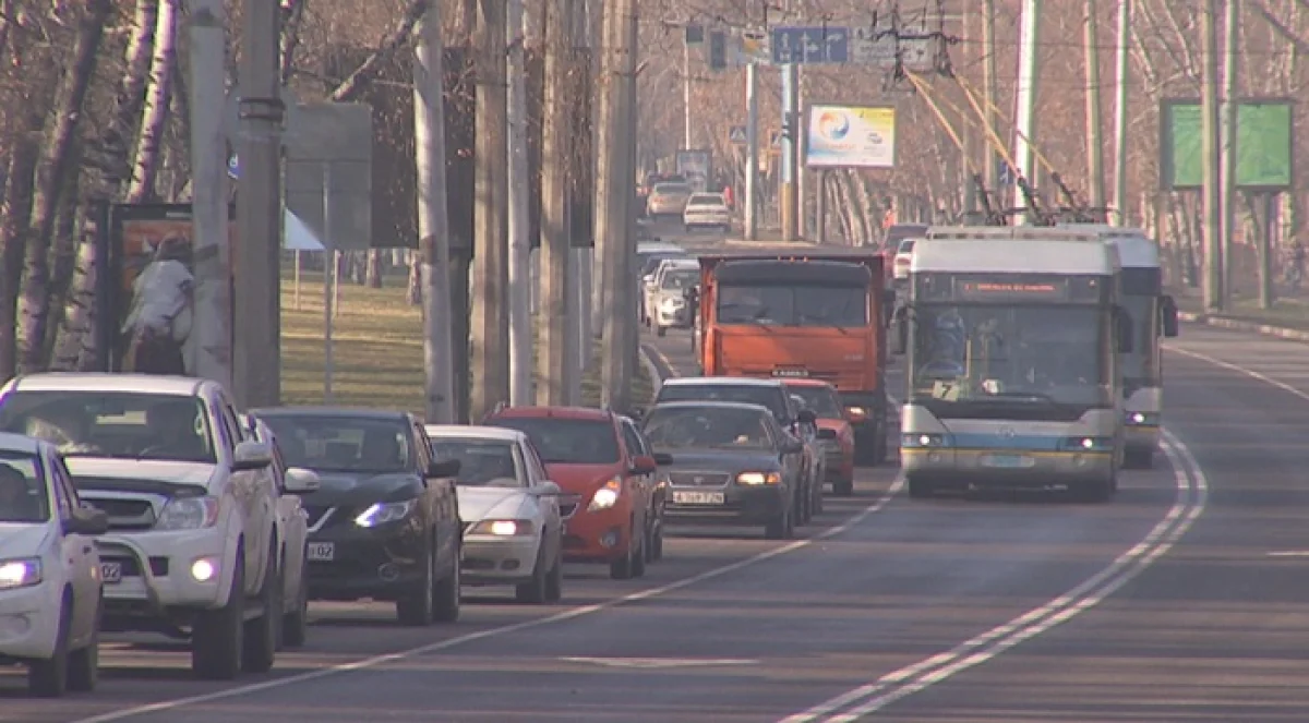 Троллейбусные провода  упали на авто: водитель в Алматы отсудил ущерб у перевозчика