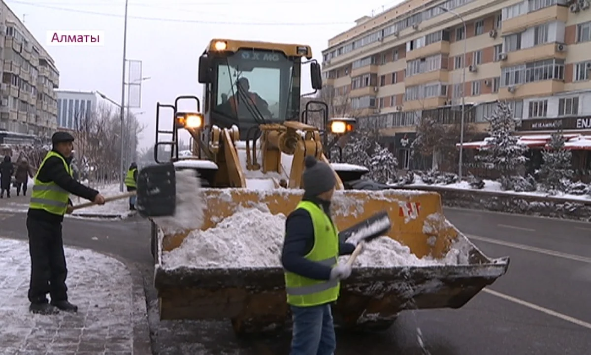 Более 2 000 рабочих очищают от снега улицы Алматы