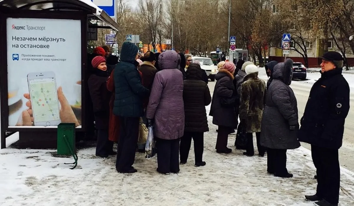 В Усть-Каменогорске водители бесплатно подвозят горожан, замерзающих на остановках