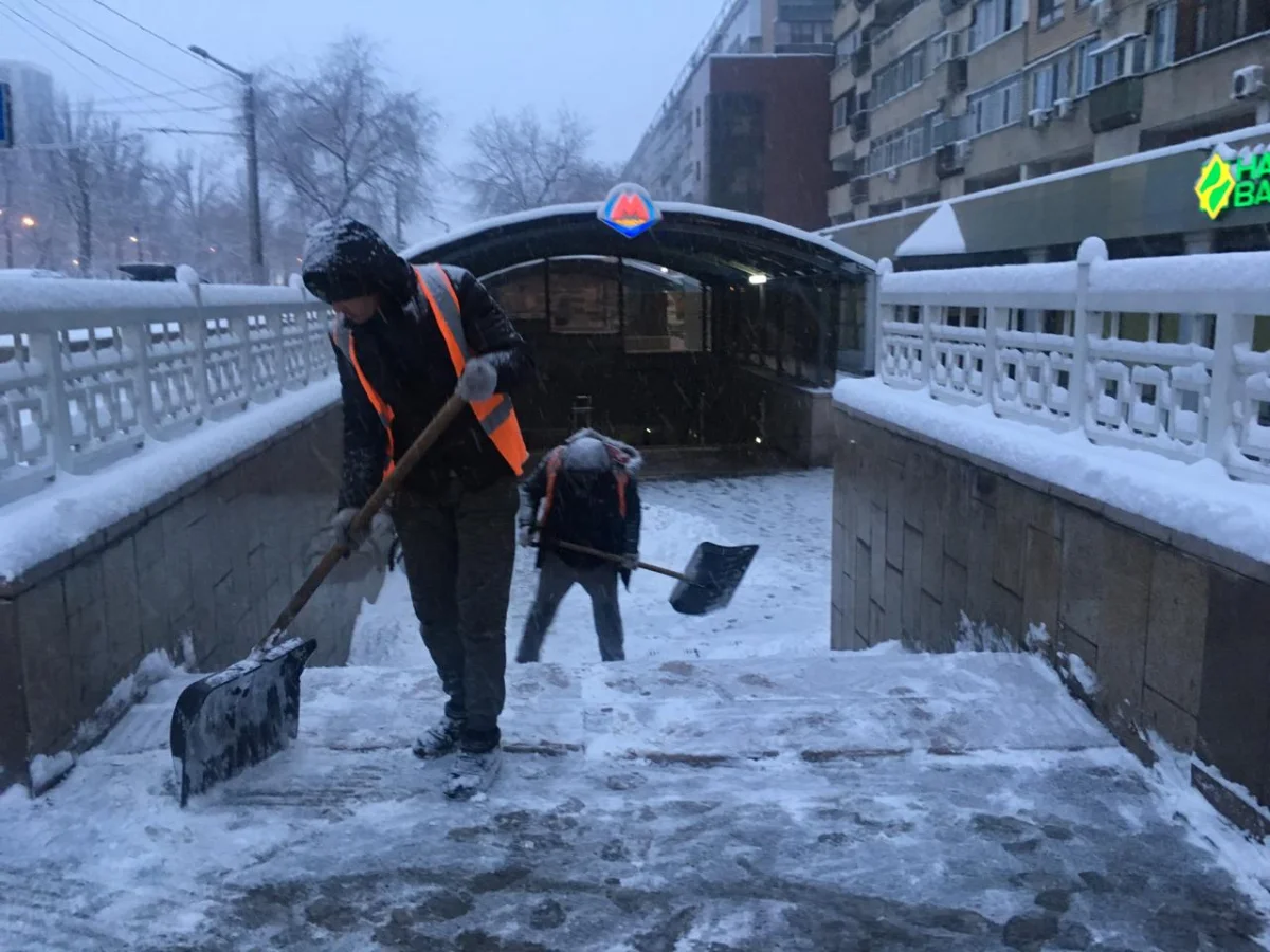 В Алматы активно ведутся снегоуборочные работы