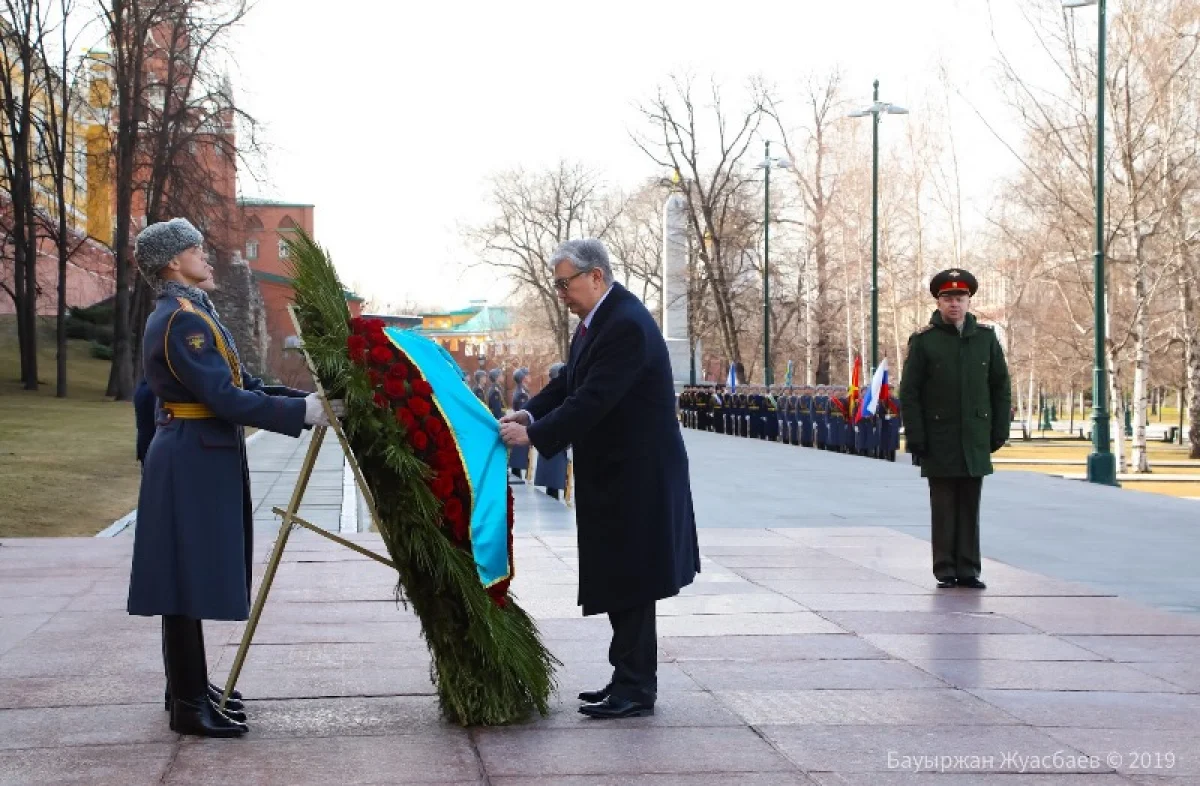 ҚР Президенті Мәскеуде Белгісіз жауынгер бейітіне гүл шоғын қою рәсіміне қатысты