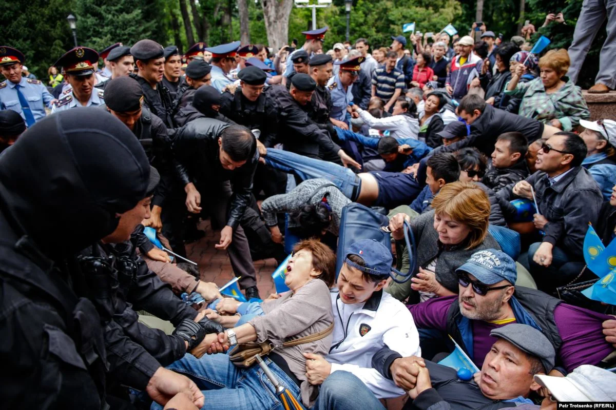 Сайлау кезінде митингке шыққан 200-ге жуық астаналық «жер аударылды»