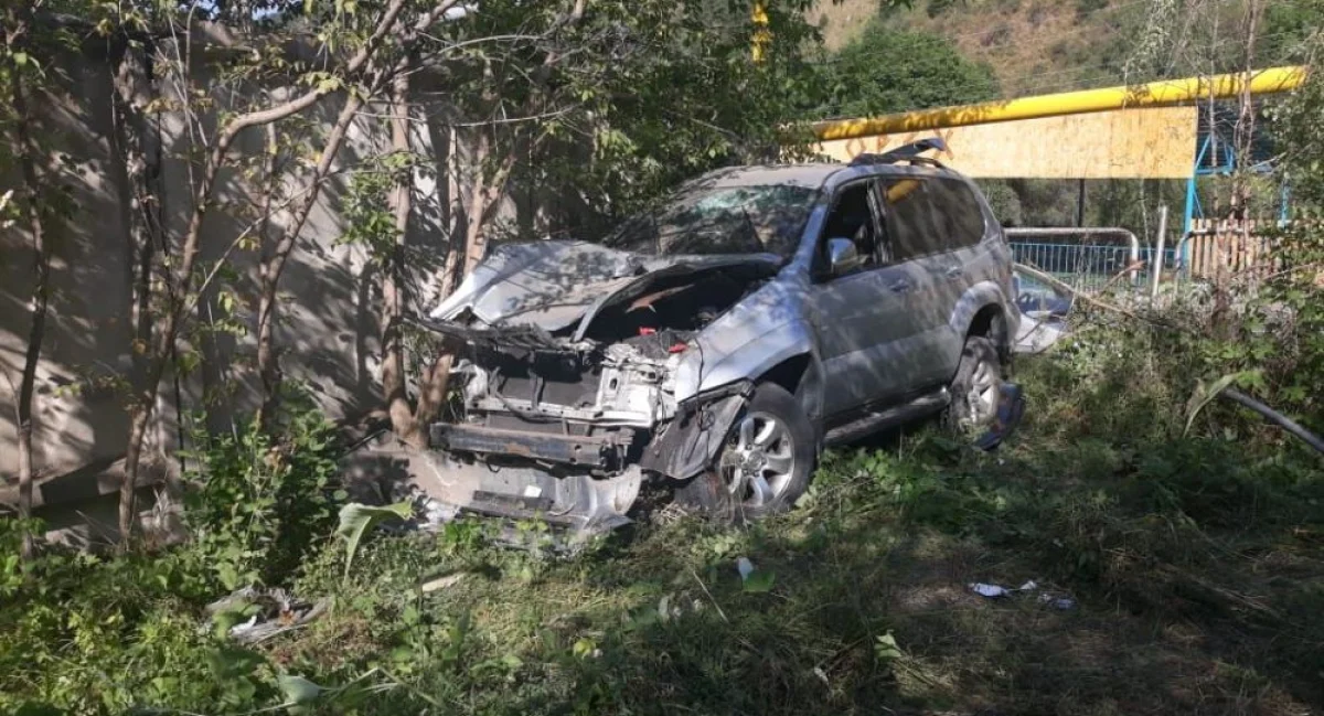 Алматыда әкесінің көлігін айдап әкеткен бозбала сүйіктісімен апатқа ұшырады 