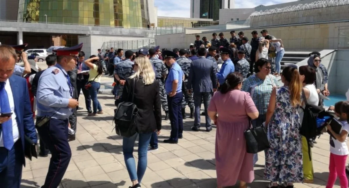 Депутаттар  митингіге баласын апаратын ата-аналарды қамауды ұсынды