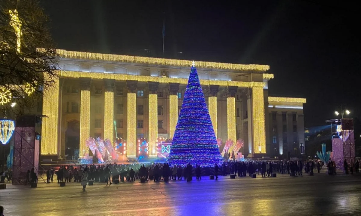 В Алматы зажгли главную елку