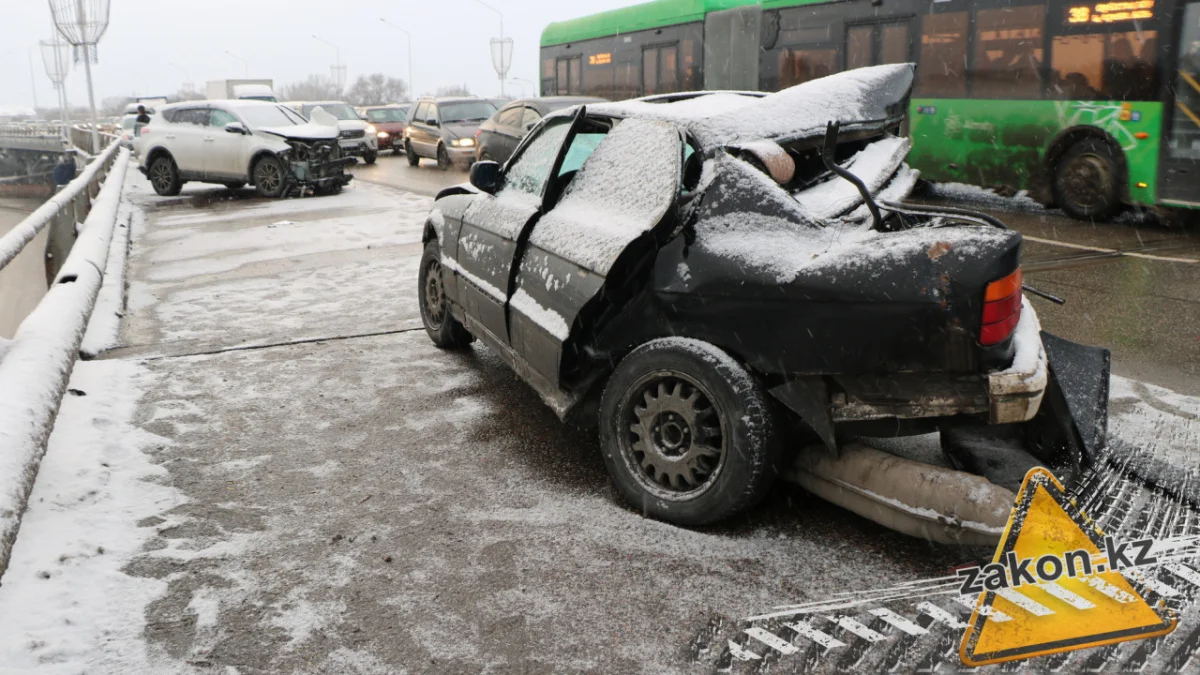 В Алматы произошло ДТП с участием четырех автомобилей