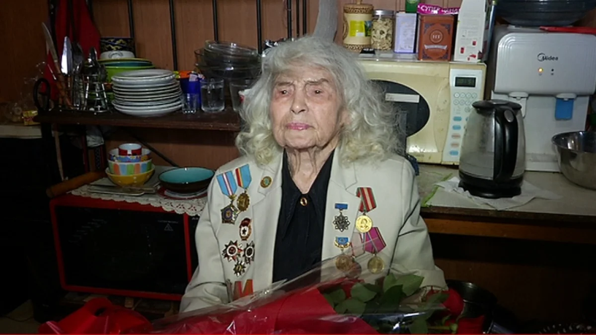 101-летнюю алматинку поздравили с предстоящим Днем Победы власти Жетысуского района