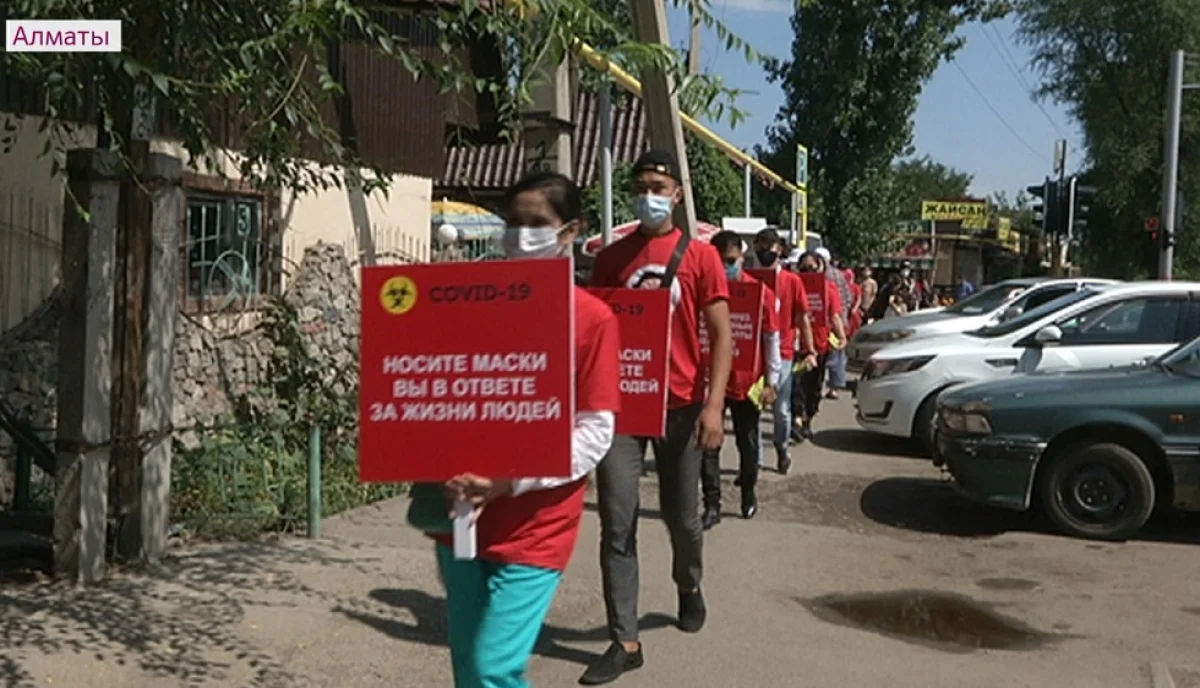 Волонтеры бесплатно раздают маски алматинцам