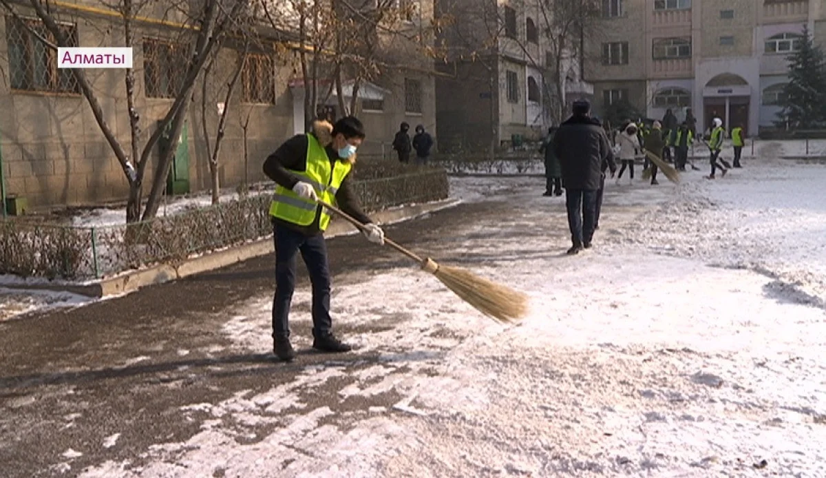 Алматыда қылмыстық кодекстің жеңіл түрі бойынша сотталғандар қаланы тазалауға тартылып жатыр