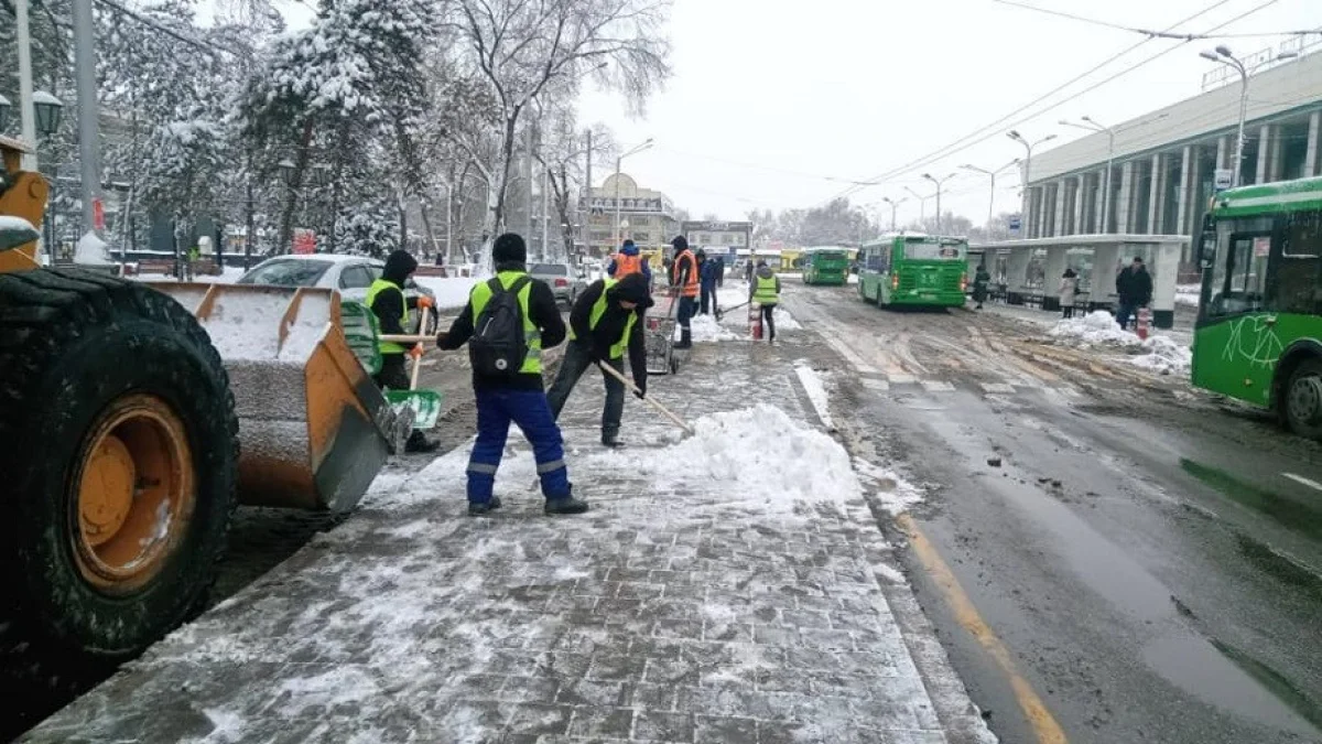 Алматыда 12 мың текше метрге жуық қар қала сыртына шығарылды