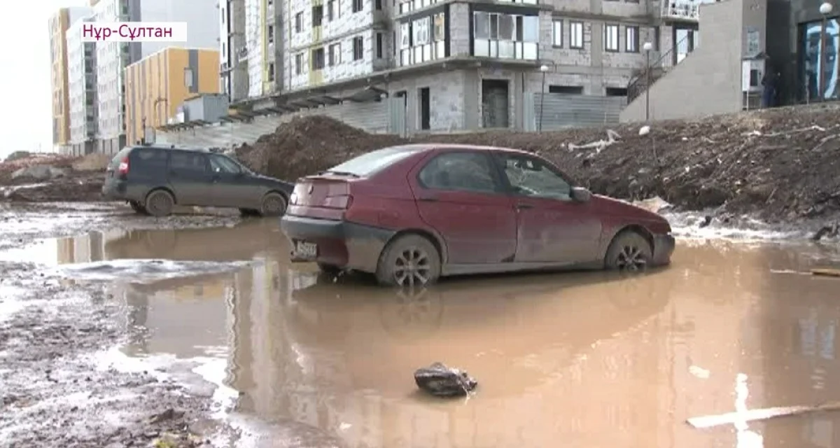 Ни таксистов, ни доставки, ни экстренной помощи: жители многоэтажки в Нур-Султане жалуются на разбитую дорогу