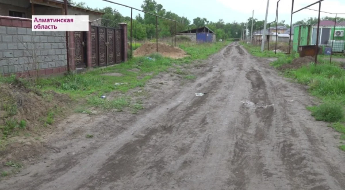 Обещания на словах: поселок в Алматинской области живет без чистой воды, хороших дорог и освещения