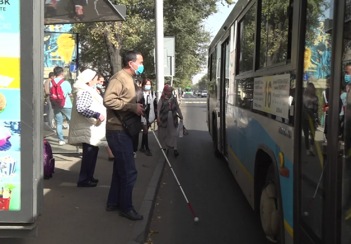 Алматыда зағип жандар қоғамдық көлікпен жүруге көмектесетін қосымшаны жаңартуды сұрайды