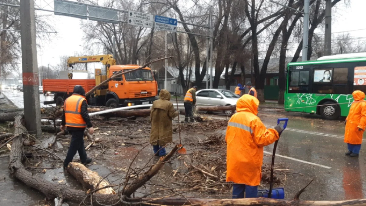 Алматыда қатты желден зақымдалған ғимараттар жөнделіп жатыр