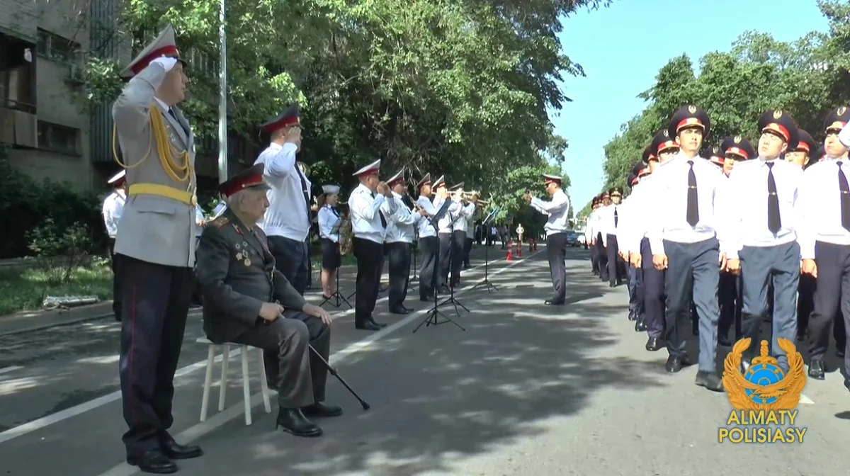 Полицейские Алматы подарили ветерану концерт во дворе дома 