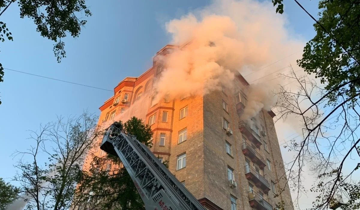 Напился "в дым":  огнеборцы спасли пьяного мужчину во время тушения пожара