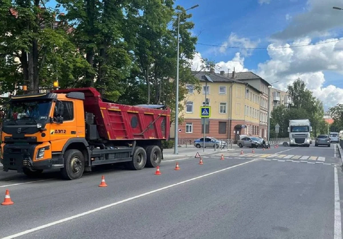 Легковой автомобиль залетел под Камаз в Костанайской области