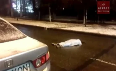 10-летний мальчик погиб под колёсами двух автомашин в центре Алматы