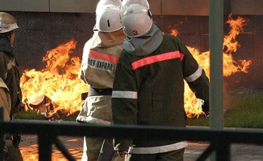 Жителей многоэтажки эвакуировали из-за пожара в Караганде