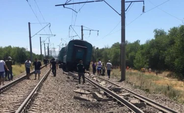 В Жамбылской области сошел с рельсов поезд: погиб ребенок