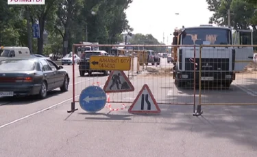 Попал в яму: в центре Алматы автолюбитель снес  предупредительный знак о ремонтных работах