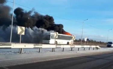 Пожарные потушили автобус в Павлодаре за 4 минуты