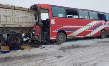 Қарағанды түбінде жүк көлігі автобуспен соқтығысты: 1 адам қаза тапты