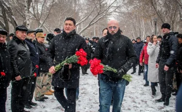 Александр Розенбаум возложил цветы к павлодарскому памятнику воинам-афганцам