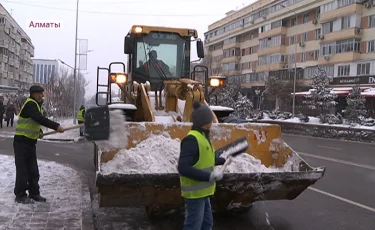 Более 2 000 рабочих очищают от снега улицы Алматы