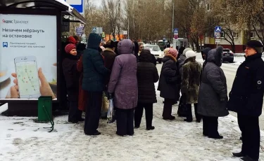 В Усть-Каменогорске водители бесплатно подвозят горожан, замерзающих на остановках