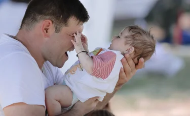 Миллионер 21 жылдан соң балаларының әкесі әйелінің көңілдесі екенін білді