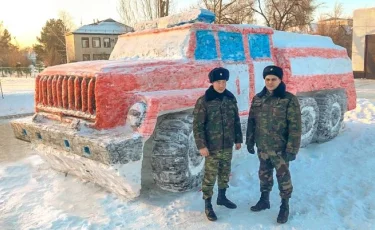 Пожарную машину из снега слепили в Уральске