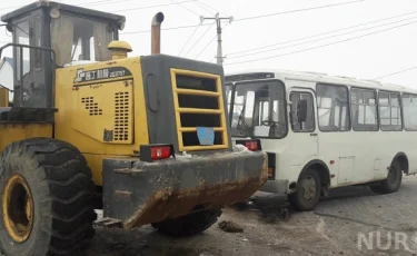 Бульдозер пропорол автобус: гололед в Уральске привел к массовым ДТП