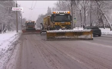 Алматыда жол жиегіне қойылған көліктер айыппұл тұрағына жөнелтіліп жатыр