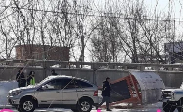 Нетрезвый водитель снес остановочный павильон в Усть-Каменогорске