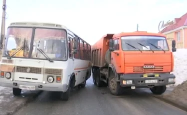 Гололед спровоцировал несколько ДТП в Уральске (видео)